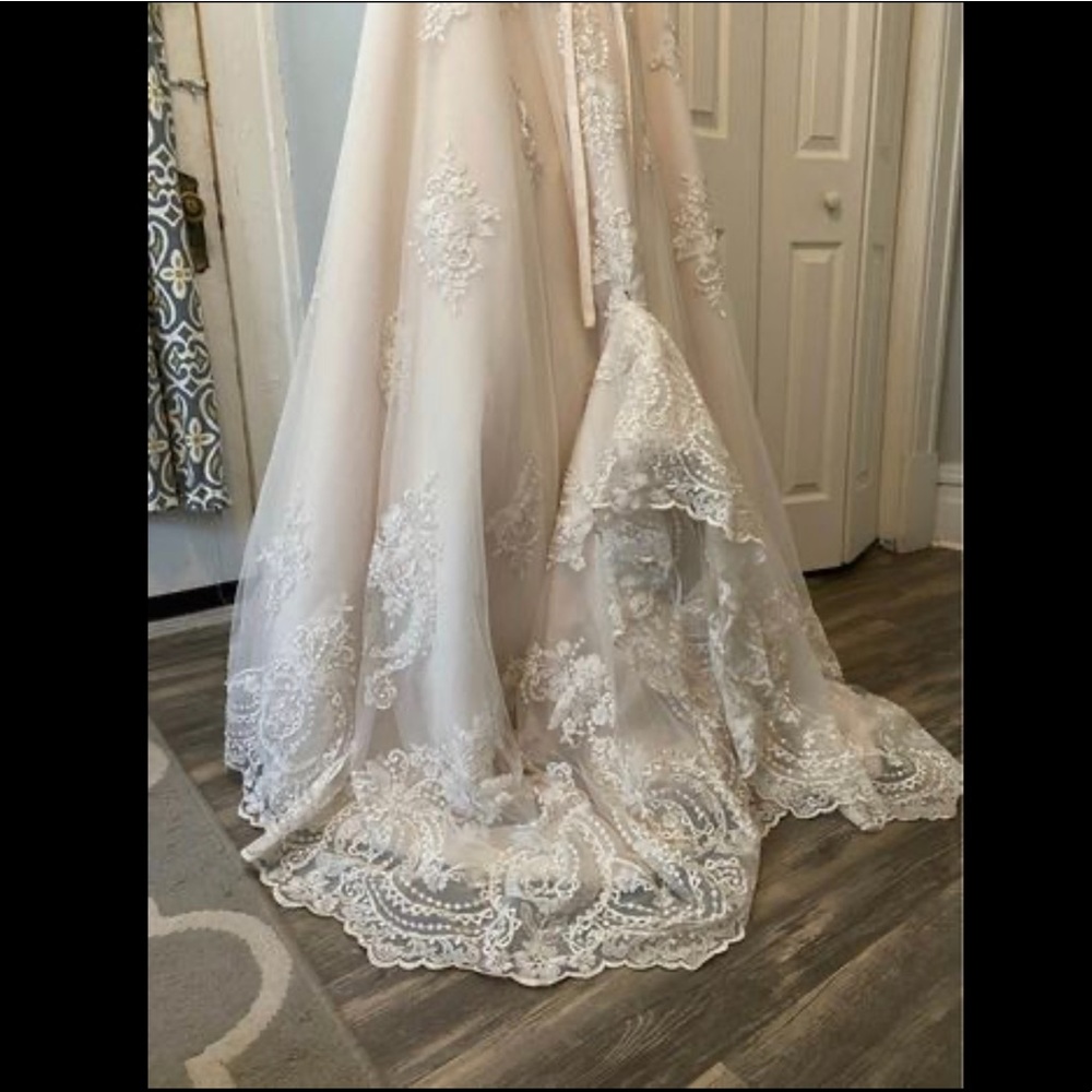 ****SOLD****      Ivory Maggie Sottero Wedding Dress — Fits like an 8 32DD - Picture 4 of 9